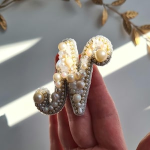 Broche letra H confeccionado com miçangas e miçangas em tons brancos.  Um presente personalizado para quem você ama. Inicial do broche. Feito à mão