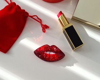 Broche Labios Rojos hecho de cuentas y cuentas de cristal, hecho a mano, un regalo elegante para una mujer, una bisutería brillante.