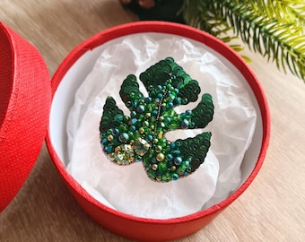 Green Monstera brooch, handmade with beads, crystals, and sequins. A wonderful accessory for spring and summer, bright and shiny.