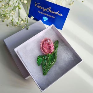 Brosche Rosa Tulpe. Handstickerei mit Kristallen, Strass, Perlen und Pailletten. Brosche Blume. Brosche als Geschenk für Mama. Kristall Tulpe.