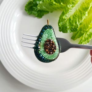 Broche de aguacate hecho con cristales y cuentas. Hecho a mano. Broche &quot;Aguacate Verde&quot; para tus seres queridos. Un broche elegante para regalar a tus amigos.