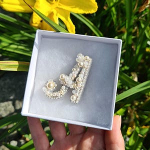 Brosche Buchstabe A aus Perlen und Perlen. Handgefertigt. Personalisiertes Geschenk für Ihre Liebsten. Brosche Name. Perlenbrosche für Mama, Schwester, Freundin.