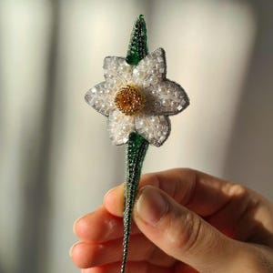 Broche Narcisse en perles. Broche printanière fleur blanche. Fait main. Broche perlée fleur. Cadeau pour une femme. Broche printanière. Narcisse blanc.