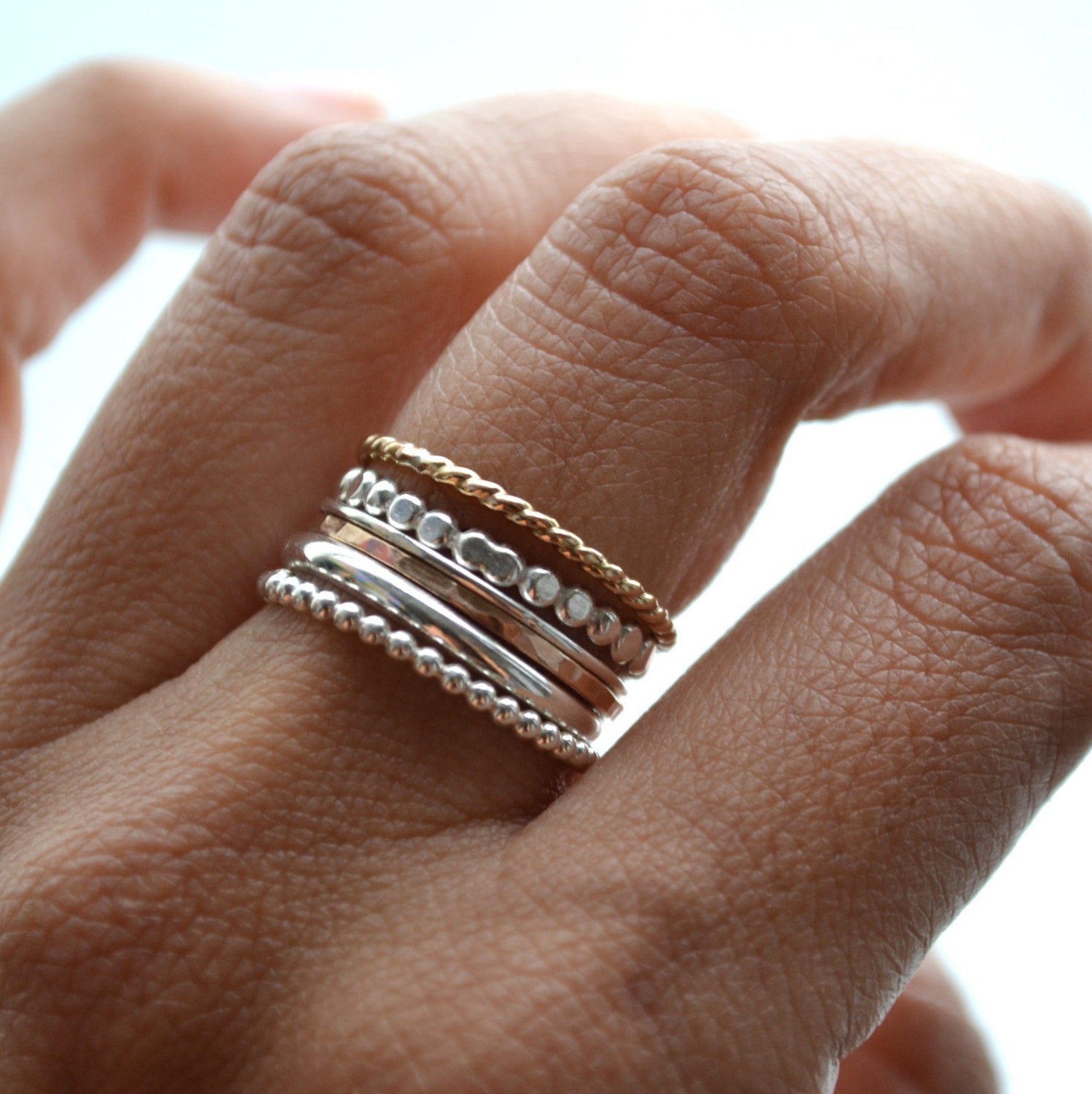 Можно обручальное кольцо серебряное. Сочетание золота и серебра кольца. Многослойное кольцо. Золотое и серебряное кольцо вместе. Золотые и серебряные кольца на одной руке.