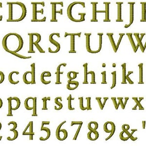 K&ouml;nnte beinhalten: Ein gesticktes Alphabet-Set in einer Serifenschrift, mit Gro&szlig;- und Kleinbuchstaben, Zahlen und Symbolen. Die Buchstaben sind in einem goldgr&uuml;nen Farbton gehalten und zeigen ein klassisches und elegantes Design. Ideal f&uuml;r Stickprojekte.