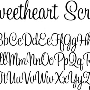 K&ouml;nnte beinhalten: Gezeigt wird eine schwarze Schriftart namens "Sweetheart Script" mit Gro&szlig;- und Kleinbuchstaben von A bis Z. Das elegante, flie&szlig;ende Design eignet sich ideal f&uuml;r Einladungen und Bastelarbeiten.