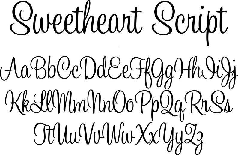 K&ouml;nnte beinhalten: Gezeigt wird eine schwarze Schriftart namens "Sweetheart Script" mit Gro&szlig;- und Kleinbuchstaben von A bis Z. Das elegante, flie&szlig;ende Design eignet sich ideal f&uuml;r Einladungen und Bastelarbeiten.