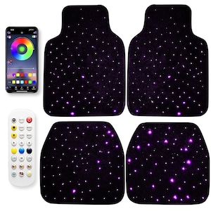 Könnte beinhalten: Vier schwarze Auto-Fußmatten mit Sternenhimmel-Design, beleuchtet von kleinen violetten Lichtern. Enthält eine Fernbedienung und ein Smartphone, das eine Farbrad-Oberfläche zur Lichtanpassung anzeigt.
