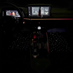 Puede incluir: Interior de un coche con salpicadero y consola con iluminaci&oacute;n ambiental. El salpicadero tiene una gran pantalla con navegaci&oacute;n. La consola presenta un efecto de cielo estrellado en el suelo y los laterales, con luces de acento rojas y naranjas.