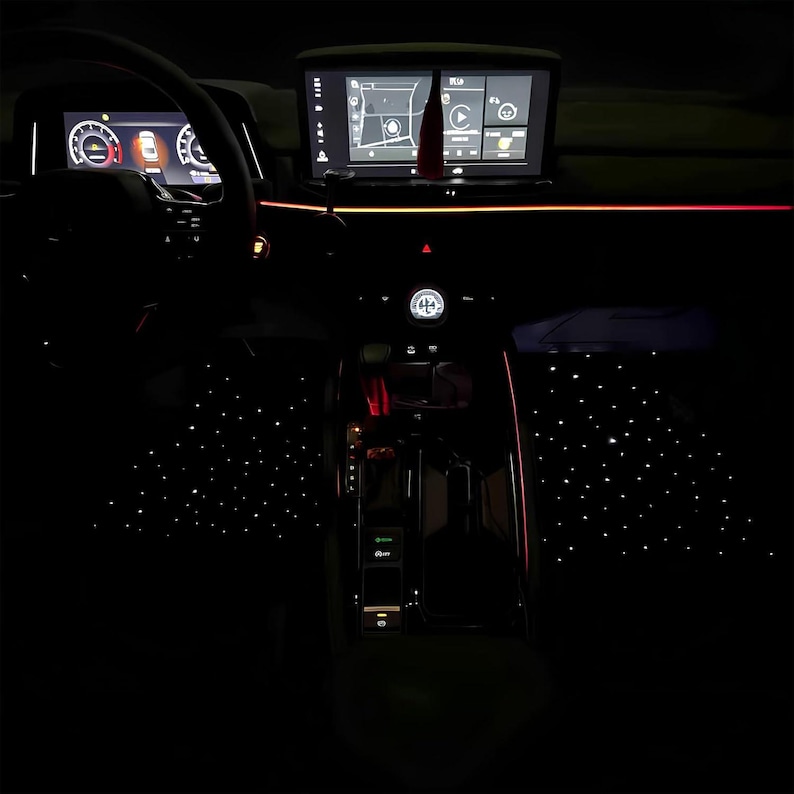 Puede incluir: Interior de un coche con salpicadero y consola con iluminaci&oacute;n ambiental. El salpicadero tiene una gran pantalla con navegaci&oacute;n. La consola presenta un efecto de cielo estrellado en el suelo y los laterales, con luces de acento rojas y naranjas.