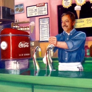 Könnte beinhalten: Ein Vintage-Diner-Szene mit einem Mann hinter der Theke. Ein roter Coca-Cola-Spender ist links zu sehen. Der Mann trägt ein blaues Hemd und eine weiße Schürze. Menükarten und Milchshake-Preise sind sichtbar.