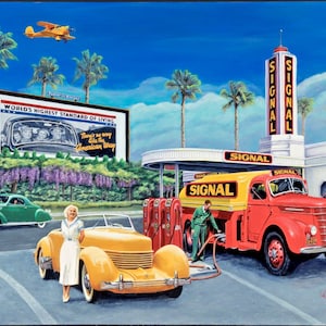 Puede incluir: Pintura retro de una gasolinera con un descapotable amarillo y un coche verde. Un camión cisterna rojo está siendo llenado. Una valla publicitaria muestra el texto "World's Highest Standard of Living" en el fondo.