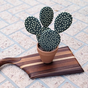 Planta de cactus para posavasos con maceta de terracota de 10 cm. Cada pieza de cactus con forma de oreja de conejo es un posavasos. La maceta no está impresa en 3D.