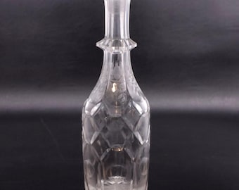 Decantador de cristal tallado con grabado de enredadera floral, 27 cm (10 5/8"), vidrio antiguo.
