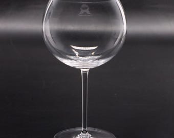 Fijn kristallen wijnglas met lange steel, ballonvormig ontwerp, 18 cm hoog, dunne steel.