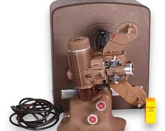 Proyector de cine Bell & Howell Filmo Diplomat 57-X de 16 mm, en funcionamiento, estilo vintage de la década de 1930.