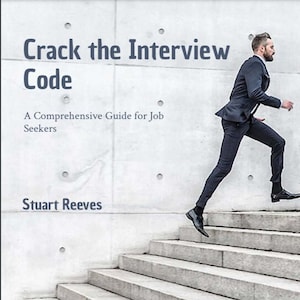 Puede incluir: Una portada de libro con un hombre con traje subiendo una escalera. El título del libro es "Crack the Interview Code" y el subtítulo es "A Comprehensive Guide for Job Seekers". El nombre del autor es "Stuart Reeves".