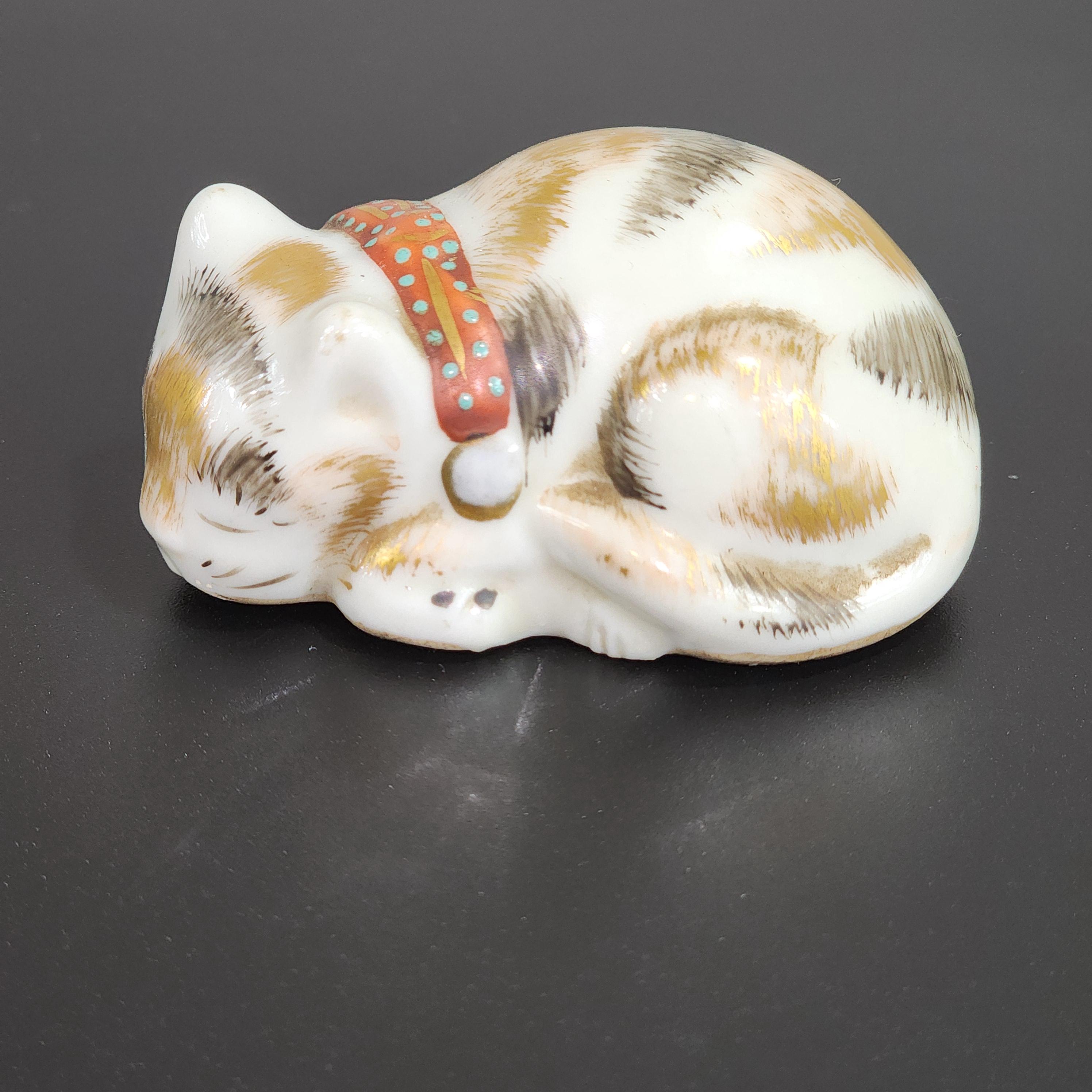 眠り猫 sleeping cat vintage ceramic object Antique Sleeping Cat Nemuri Neko Kutani Imari Porcelain | 2.5