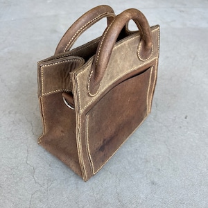 Bolso de mano de cuero con asa superior