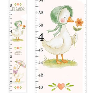 Può includere: Un'originale tabella delle altezze con un'illustrazione ad acquerello di un'oca bianca con un cappello verde e un fiore arancione. La tabella misura fino a 147 cm, con il nome "Eleanor" in alto e la frase "Loved Beyond Measure".
