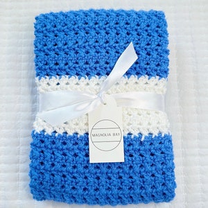 Handgemachte Babydecke: Dunkelblau-weiß gestreifte Decke