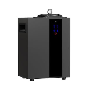 K&ouml;nnte beinhalten: Ein schwarzer Aromatherapie-Diffusor mit rechteckigem Design. Er verf&uuml;gt &uuml;ber ein Bedienfeld mit blau beleuchteten Tasten und einer Betriebsanzeige. Die Oberseite hat eine strukturierte Oberfl&auml;che und eine silberfarbene D&uuml;se. Der Diffusor steht auf vier kleinen F&uuml;&szlig;en.