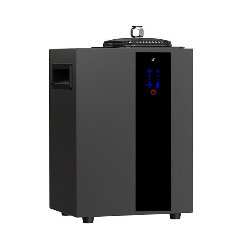 K&ouml;nnte beinhalten: Ein schwarzer Aromatherapie-Diffusor mit rechteckigem Design. Er verf&uuml;gt &uuml;ber ein Bedienfeld mit blau beleuchteten Tasten und einer Betriebsanzeige. Die Oberseite hat eine strukturierte Oberfl&auml;che und eine silberfarbene D&uuml;se. Der Diffusor steht auf vier kleinen F&uuml;&szlig;en.