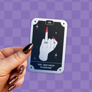 Pegatina holográfica con tropos de romance oscuro y cartas del tarot sobre matrimonio arreglado