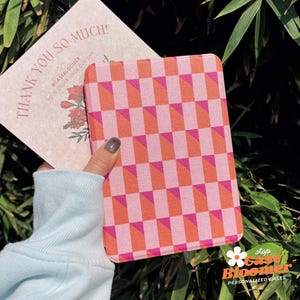 Puede incluir: Una funda para iPad a cuadros rosa y naranja con el texto "Shop Case Bloomer Personalized Cases" en la parte inferior.