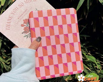 Puede incluir: Una funda para iPad a cuadros rosa y naranja con el texto "Shop Case Bloomer Personalized Cases" en la parte inferior.
