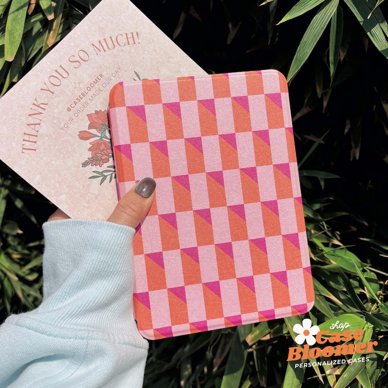 Puede incluir: Una funda para iPad a cuadros rosa y naranja con el texto "Shop Case Bloomer Personalized Cases" en la parte inferior.