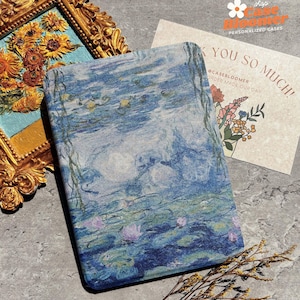 Op de afbeelding: Een tablet hoes met een blauwe en groene waterlelie schilderij. De hoes is gemaakt van een zacht, getextureerd materiaal. Het schilderij is een reproductie van een beroemd kunstwerk.