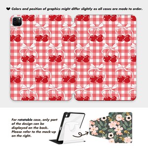 Puede incluir: Una funda de tel&eacute;fono de cuadros rojos y blancos con un patr&oacute;n de cerezas. La funda est&aacute; dise&ntilde;ada para un tel&eacute;fono inteligente con una protuberancia de c&aacute;mara en la parte posterior. La funda se muestra en una maqueta con un dise&ntilde;o floral en la parte posterior.