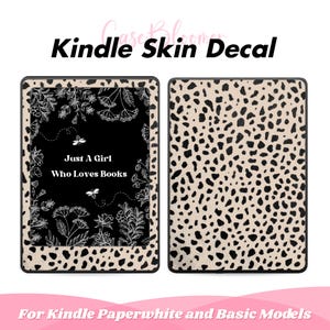 Peut inclure: Un autocollant de peau pour Kindle noir et blanc avec un motif léopard. L'autocollant présente un fond noir avec du texte blanc qui dit "Just A Girl Who Loves Books".