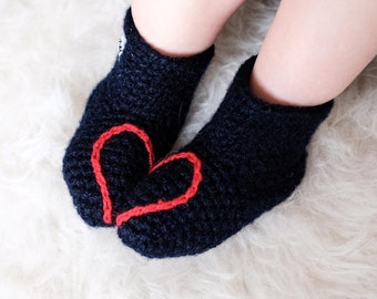 Botines de bebé de San Valentín con bordado de corazón de amor