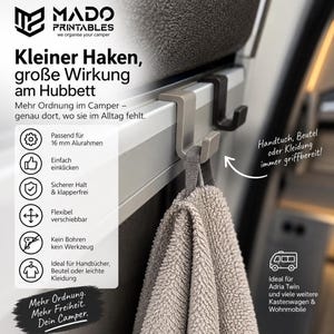 Op de afbeelding: Twee L-vormige haken in lichtgrijs en zwart bevestigd aan een 16 mm aluminium frame. Een beige handdoek hangt aan de lichtgrijze haak. De tekst op de afbeelding bevat MADO PRINTABLES, Kleiner Haken, große Wirkung am Hubbett en details.