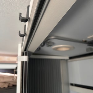 Adria Twin / Ophanghaak / Badkamerdeur / Van / Camper / Adria / Motorhome / 64 mm