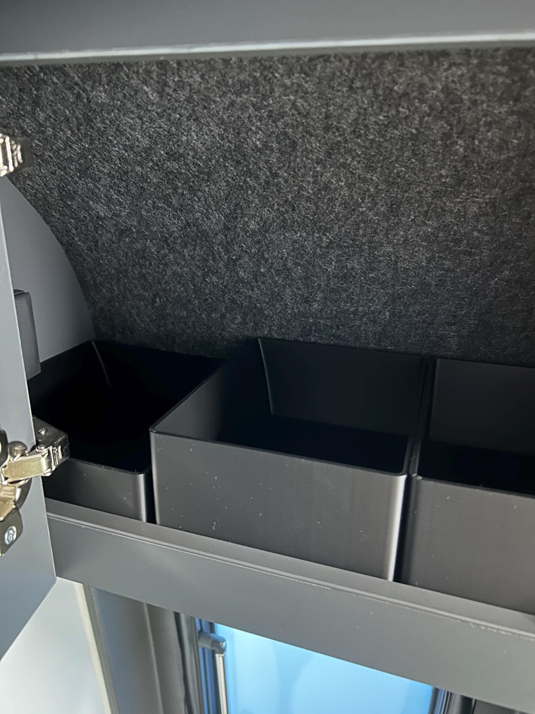 Adria Twin 2025 - Box bagno, pensile superiore