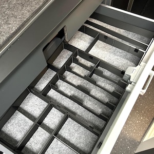 Organizer na sztućce do Adria Twin 2025 – 7-częściowy system pojemników z opcjonalną wkładką filcową, górna szuflada kuchenna