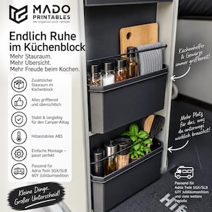 Könnte beinhalten: Ein schwarzer Kunststoff-Organizer mit zwei tiefen Ablagen, montiert an einer vertikalen Fläche. Die Ablagen enthalten Gewürzgläser aus Glas, ein Holzschneidebrett, ein graues Tuch, eine kleine Pflanze und Küchenutensilien. Text: MADO PRINTABLES.