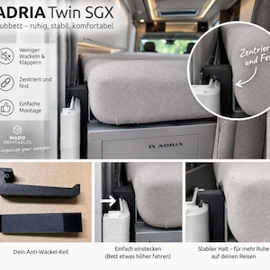Könnte beinhalten: Ein schwarzer Kunststoff-Anti-Wackel-Keil für das Adria Twin SGX Wohnmobilbett. Das Set enthält ein Keilbauteil, das in verschiedenen Installationsphasen gezeigt wird und den Bettrahmen sichert, um Bewegungen und Klappern zu verhindern.