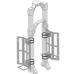 Puede incluir: Una horquilla de bicicleta de metal negro con dos jaulas de metal negro fijadas a los lados. Las jaulas tienen forma rectangular con una serie de agujeros y una pequeña lengüeta rectangular en la parte inferior.