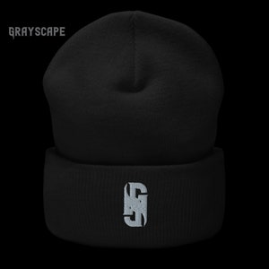 Puede incluir: Gorro negro con un logotipo bordado en gris que dice "GRAYSCAPE" en la parte delantera.