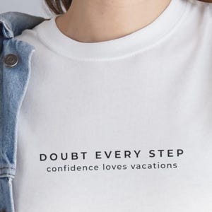 Twijfel bij elke stap vertrouwen houdt van vakanties Shirt | Sarcastisch T-shirt met typografie | DENK DIEP