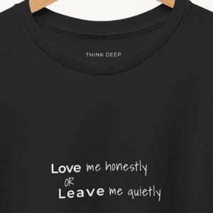 Camiseta con texto pequeño "Love me mean it" / Camiseta minimalista con frase escrita a mano / PIENSA PROFUNDAMENTE