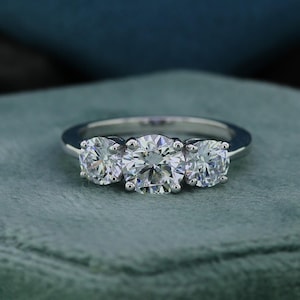 Anillo de tres piedras, anillo de compromiso de moissanita de talla redonda, anillo de trilogía de oro, anillo de triple piedra, anillo de oro, anillo de promesa, anillo apilable, regalo de cumpleaños