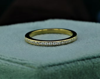 Kanaalset Moissanite trouwring Kanaalset ronde Moissanite ring halve eeuwigheid stapelbare ring prachtige ronde geslepen trouwring cadeau