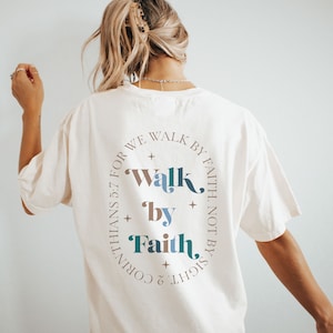 2 Corintios 5:7 Camina por la fe Camisa Christian Comfort Colors Camiseta Carta colorida Fe Camiseta Biblia Versículo Camiseta Bibleverse Camiseta