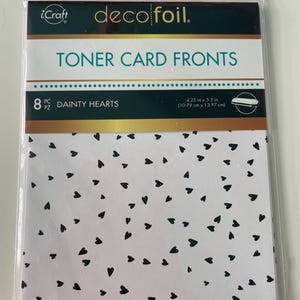 Op de afbeelding: Een pak van 8 toner kaartfronten met een zwart-wit patroon van kleine hartjes. De kaartfronten zijn 10,79 cm x 13,97 cm.