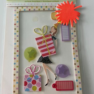 Könnte beinhalten: Ein Set aus bunten, handgefertigten Stickern mit einem Mädchen, das eine Geschenkbox hält, einem sternförmigen Ballon, einer Geschenkbox mit Punkten und einem roten Etikett. Die Sticker befinden sich auf einem weißen Hintergrund mit einem bunten Punktmuster als Rand. Der Text "rob and bob studio" befindet sich oben im Bild.